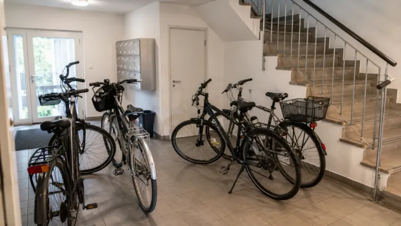 Fahrräder im Treppenhaus