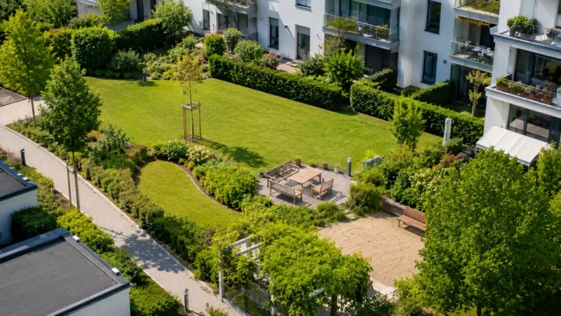 Gartenpflege im Mehrfamilienhaus: Was gehört dazu?