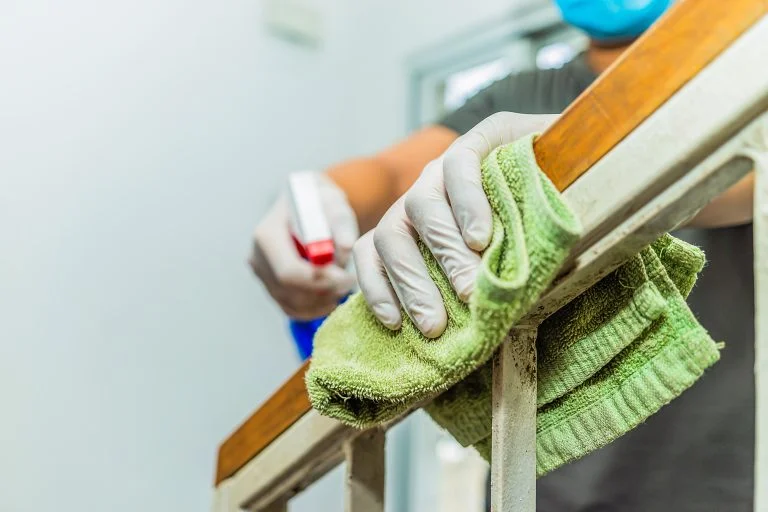 Professionelle Treppenhausreinigung in einem Mehrfamilienhaus